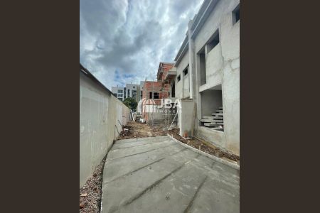 11_photo/94dcfcac45.cbbfd4a03055828f-ATLAS-1d3a4b40-14b1-4ad8-9406-b2f88331e5e8.jpg de casa à venda com 0 quarto, 135m² em Capão Raso, Curitiba