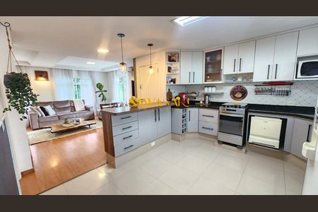 9_photo/94dcfcad1d.7a37549eceeba21f-ATLAS-ca9f1983-6397-4ae2-ada3-0e9edd3ea4e9.jpg de casa à venda com 3 quartos, 206m² em Capão Raso, Curitiba