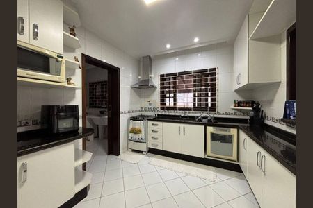 10_photo/94dcfcad9b.5643fbd61cecba51-ATLAS-2fe83cab-10a0-4ab0-bed9-3a3675d5c48e.jpg de casa à venda com 5 quartos, 400m² em Capão Raso, Curitiba