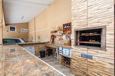 3_photo/94dcfcb35d.5a85c5bdfef41cf9-ATLAS-06473cf8-6cbd-41a1-a390-3f912e9d6a15.jpg de casa à venda com 3 quartos, 240m² em Capão Raso, Curitiba