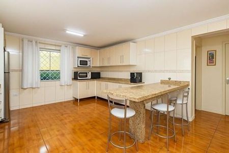 2_photo/94dcfcb35d.5a85c5bdfef41cf9-ATLAS-95a458a8-c093-4319-b60f-4073d61c9cc3.jpg de casa à venda com 3 quartos, 240m² em Capão Raso, Curitiba