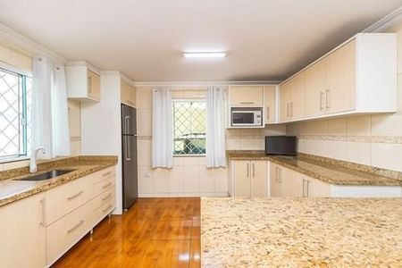 23_photo/94dcfcb35d.5a85c5bdfef41cf9-ATLAS-ae37b8e3-8838-44d3-8ca5-e28720dabb2c.jpg de casa à venda com 3 quartos, 240m² em Capão Raso, Curitiba