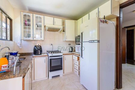 11_photo/94dcfcb3bb.fbcd7a2e7ac63d93-ATLAS-a0e265c6-b7b0-40df-8e4f-86d3a20b7c99.jpg de casa à venda com 3 quartos, 200m² em Capão Raso, Curitiba