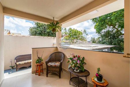 18_photo/94dcfcb73f.d9142c0c1a956d72-ATLAS-4af7d4ae-7ad7-4bef-9458-5f97ff9e4f86.jpg de casa à venda com 3 quartos, 195m² em Capão Raso, Curitiba