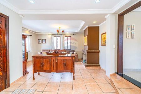 3_photo/94dcfcb73f.d9142c0c1a956d72-ATLAS-5e57782f-6fff-40b8-b2ea-8d19af64d56c.jpg de casa à venda com 3 quartos, 195m² em Capão Raso, Curitiba