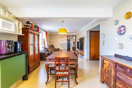 13_photo/94dcfcb73f.d9142c0c1a956d72-ATLAS-78f13f48-2232-4cf8-bc03-eef76b217009.jpg de casa à venda com 3 quartos, 195m² em Capão Raso, Curitiba