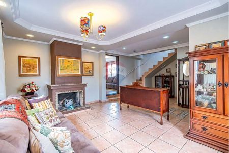 6_photo/94dcfcb73f.d9142c0c1a956d72-ATLAS-e2ae7418-9c47-4a24-8c19-0eb3a7e7ef32.jpg de casa à venda com 3 quartos, 195m² em Capão Raso, Curitiba