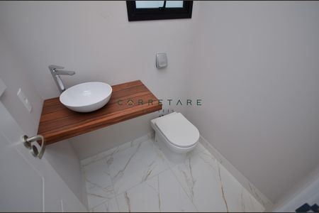 2_photo/94dcfcbfe9.727aa8b94b909c75-ATLAS-7ef7266a-b96b-4e8f-bdd3-a2abb7ae90a4.jpg de casa à venda com 3 quartos, 252m² em Pinheirinho, Curitiba