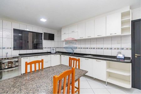 6_photo/94dcfcd103.fe96b63aec789ef1-ATLAS-efd71f5a-a70e-4366-9e58-341494297bf2.jpg de casa à venda com 5 quartos, 300m² em Cidade Industrial de Curitiba, Curitiba