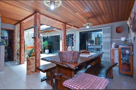 6_photo/94dcfdd9b5.12917f666bbf568e-ATLAS-a6ae13a7-45e9-4f73-a9f7-e2f47006f821.jpg de casa à venda com 4 quartos, 270m² em Campo de Santana, Curitiba