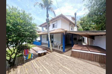 8_photo/952724cebb.598c66e7e5047e83-ATLAS-75dface4-bb62-4327-93de-0546e5cc0cb1.jpg de casa à venda com 4 quartos, 250m² em Armação, Florianópolis