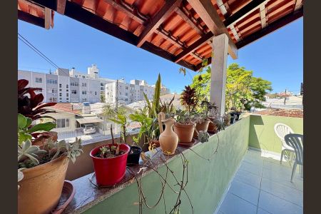 42_photo/952737b5f1.08798e92c4495a9b-ATLAS-e938bc2e-13b6-4d56-bff4-6f2cd6d5a589.jpg de casa à venda com 5 quartos, 118m² em Abraão, Florianópolis