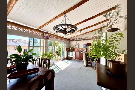 38_photo/952737d5bf.c73b78bac5a2f3b6-ATLAS-06b9ca44-e13b-4801-9c90-b875630f90c8.jpg de casa à venda com 4 quartos, 310m² em Coloninha, Florianópolis