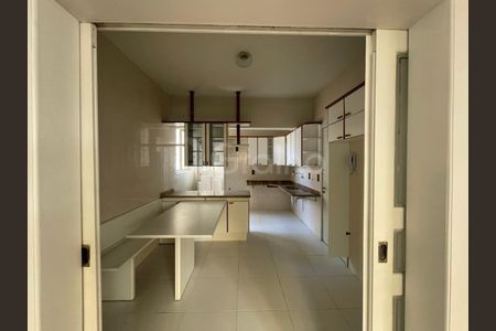 4_photo/9527383afb.db7d545b401ed559-ATLAS-248bd2a8-4545-4055-a77c-e9f73a63f841.jpg de apartamento à venda com 3 quartos, 131m² em Centro, Florianópolis