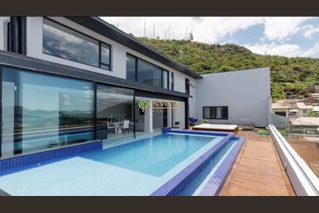 3_photo/952738435f.1b425c5530209fa3-ATLAS-2f346a3d-7290-43cd-9d8a-11afe99ca7db.jpg de casa à venda com 4 quartos, 287m² em Trindade, Florianópolis