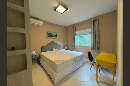 31_photo/9527385ad3.f2ed236aecaa8a04-ATLAS-9c31ccc0-2b97-458a-ad60-aa829b8f1d90.jpg de casa à venda com 4 quartos, 240m² em Trindade, Florianópolis