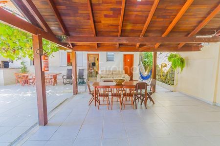 31_photo/9527385cf7.671b3960e7484b54-ATLAS-3b6f8ece-37c1-415d-80f7-06ff49b28f5e.jpg de casa para alugar com 5 quartos, 235m² em Trindade, Florianópolis