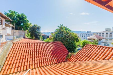 17_photo/9527385cf7.671b3960e7484b54-ATLAS-dffcf265-9ca7-4265-b150-7a3f3e6d4fe5.jpg de casa para alugar com 5 quartos, 235m² em Trindade, Florianópolis