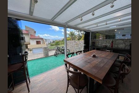 2_photo/952739096d.ad71ebb9c876c57a-ATLAS-2aab54c4-d27b-4810-b3e7-eea56c817bb8.jpg de casa à venda com 3 quartos, 230m² em Pantanal, Florianópolis