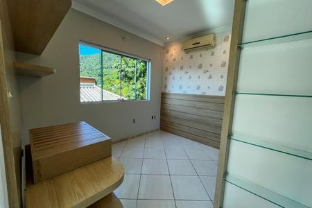 30_photo/95273924c7.0176ad22bcbf6d3f-ATLAS-4bff5f5e-4afe-4964-a24e-b2f0761e07de.jpg de casa à venda com 4 quartos, 221m² em Itacorubi, Florianópolis