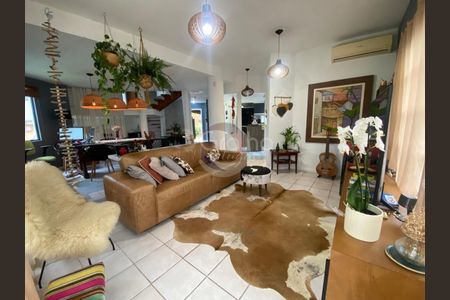 4_photo/9527394a8d.ff0e424256b683cf-ATLAS-270a546b-5794-4e27-aa77-769282fc6a21.jpg de casa para alugar com 4 quartos, 165m² em Lagoa da Conceição, Florianópolis
