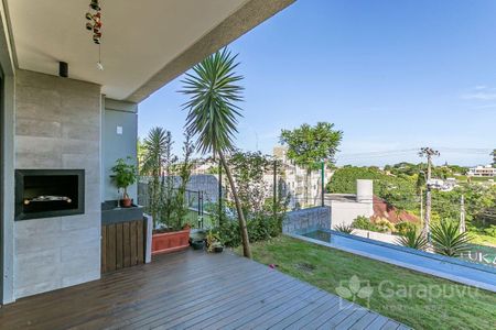 9_photo/9527394a99.4e8bf0435a0067fb-ATLAS-2a6805b6-bfcd-48a6-ad53-93c4dea913ea.jpg de casa de condomínio à venda com 3 quartos, 234m² em Lagoa da Conceição, Florianópolis