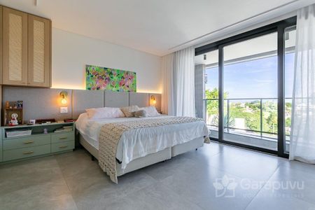 7_photo/9527394a99.4e8bf0435a0067fb-ATLAS-3d6fe7dd-cd35-4d00-b0f9-94acd628893c.jpg de casa de condomínio à venda com 3 quartos, 234m² em Lagoa da Conceição, Florianópolis