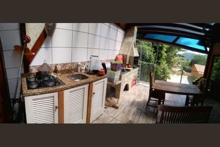 4_photo/95273a32ed.e182d30f96765f76-ATLAS-4a02e3de-1745-446a-bcb9-e72a00bdd310.jpg de casa à venda com 2 quartos, 180m² em Costeira do Pirajubaé, Florianópolis