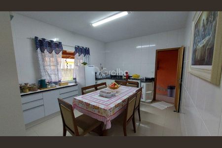 2_photo/95273a3fd9.821bca6a381fcd78-ATLAS-8fe278ee-904c-4d83-9ea9-05cbfd38e6fd.jpg de casa à venda com 5 quartos, 235m² em Carianos, Florianópolis