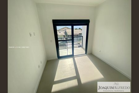 4_photo/95273a4ff1.c004be0b05d3a304-ATLAS-28c68cb1-a20d-4c63-b4ca-9b4a6146fd2f.jpg de casa à venda com 3 quartos, 132m² em Carianos, Florianópolis