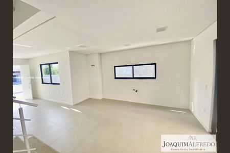 17_photo/95273a4ff1.c004be0b05d3a304-ATLAS-c7da07c8-84d2-436e-bd87-23bc8a9d6a4d.jpg de casa à venda com 3 quartos, 132m² em Carianos, Florianópolis