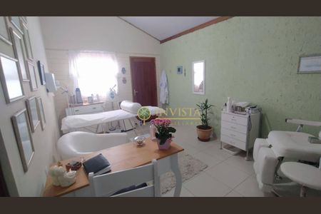 5_photo/95273a5005.ec8758d20009ae41-ATLAS-43384de3-c3e1-4c3e-b494-80f4d8bdc280.jpg de casa à venda com 4 quartos, 200m² em Carianos, Florianópolis