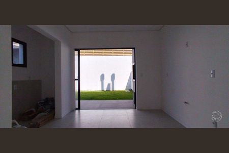 3_photo/95273a5ca9.8cbbc6e43ead3576-ATLAS-c1d2adb0-9173-4e37-829d-7779f982466d.jpg de casa à venda com 3 quartos, 127m² em Carianos, Florianópolis