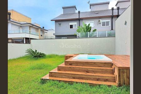 3_photo/95273b0e1d.0a87912f0f0487ba-ATLAS-b5fbc91c-8f38-4142-b84a-eadd91727c25.jpg de casa à venda com 3 quartos, 195m² em Campeche Central, Florianópolis