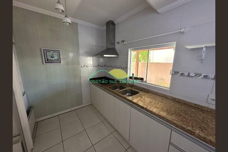 4_photo/95273b0e67.dc7b031a1d7e8bb1-ATLAS-1c41ad1b-ae83-4d94-a05a-77b5bd88aa2b.jpg de casa para alugar com 3 quartos, 140m² em Campeche Central, Florianópolis