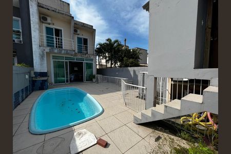 2_photo/95273b1023.1bb529b01f5e602e-ATLAS-b82cd9ea-1b5e-4b88-a223-3f34f9b97b2b.jpg de casa à venda com 3 quartos, 122m² em Campeche Central, Florianópolis