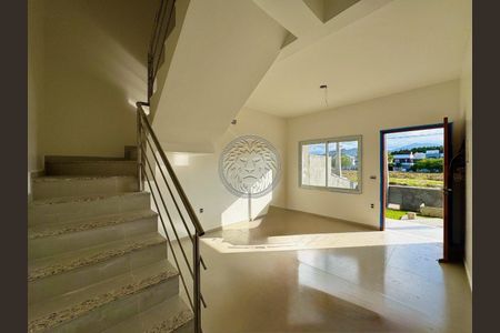 11_photo/95273b110f.7dc29441a77b793f-ATLAS-5ed2dcc3-123f-4763-9f44-fa44d22fc5c5.jpg de casa de condomínio à venda com 2 quartos, 150m² em Campeche Central, Florianópolis