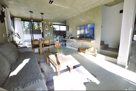 4_photo/95273b43f9.445c0bca81181d7a-ATLAS-187a1ca4-e492-47d5-b2ba-899e1ccd9489.jpg de casa à venda com 3 quartos, 175m² em Campeche Leste, Florianópolis