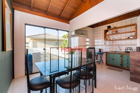 10_photo/95273b4e57.7a37549eceeba21f-ATLAS-b89aa7bf-a310-48bd-80aa-af120f5d5452.jpg de casa à venda com 5 quartos, 280m² em Campeche, Florianópolis