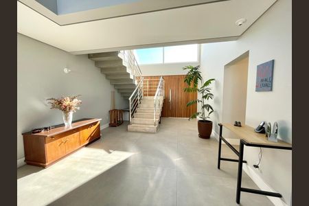 3_photo/95273b6d5f.effc73c8c58abb54-ATLAS-57f259b0-b848-419e-9546-5ea04e29b80a.jpg de casa à venda com 4 quartos, 378m² em Campeche Central, Florianópolis