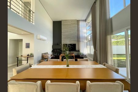 4_photo/95273b6d5f.effc73c8c58abb54-ATLAS-b8c52eab-1e95-4d8a-9a00-cb94911592f3.jpg de casa à venda com 4 quartos, 378m² em Campeche Central, Florianópolis