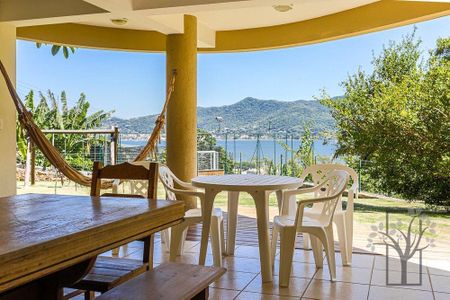 3_photo/95273b79fd.9fde2b1beaf38236-ATLAS-ddc8b921-b312-4d9e-bff5-b06f262cbfdb.jpg de casa à venda com 4 quartos, 395m² em Rio Tavares Central, Florianópolis