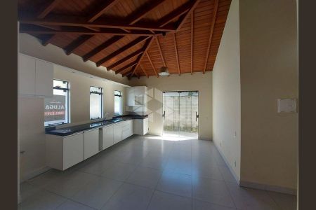 4_photo/95273ba7f3.2f15d505e37c7ac5-ATLAS-bb3031ea-6361-4618-8e72-972dcc27490c.jpg de casa para alugar com 2 quartos, 65m² em Campeche Central, Florianópolis
