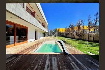 3_photo/95273c766b.8e48f5906dd675de-ATLAS-e157584d-a124-4770-bf79-eda4cffb3f3c.jpg de casa à venda com 5 quartos, 558m² em Rio Tavares, Florianópolis