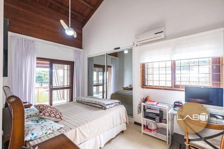 46_photo/95273e4689.d7b7135cffaafe0a-ATLAS-970b1dd4-1fdd-43a2-88ef-2ca4eeaba2c4.jpg de casa à venda com 5 quartos, 230m² em Barra da Lagoa, Florianópolis