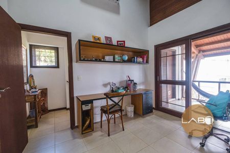 11_photo/95273e4689.d7b7135cffaafe0a-ATLAS-979bd870-e096-4a6f-9ada-4aaac757d730.jpg de casa à venda com 5 quartos, 230m² em Barra da Lagoa, Florianópolis