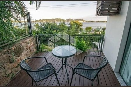 9_photo/95273ec74b.4f0f11c8b1d619b9-ATLAS-25c0c1d8-8a3e-418c-aedf-c0bf96e3ec21.jpg de casa à venda com 3 quartos, 221m² em Lagoa da Conceição, Florianópolis