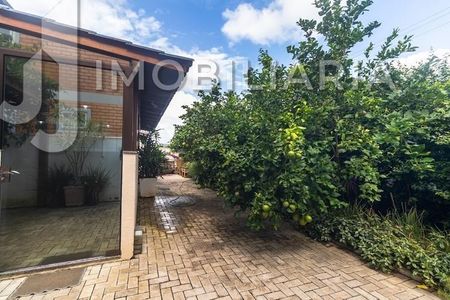 42_photo/952741ce21.b82b500fbc3a4e41-ATLAS-cd61975a-83b1-4edc-9363-b5b7a5f8f467.jpg de casa à venda com 3 quartos, 270m² em São João do Rio Vermelho, Florianópolis