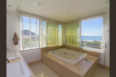 28_photo/9527428a35.f7b46fd9919be053-ATLAS-1e0cd555-41b1-41b1-b896-cbca9ce4e10a.jpg de casa à venda com 5 quartos, 1097m² em Praia Brava, Florianópolis