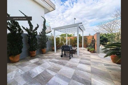 2_photo/952744432b.0dba02f6e03a3679-ATLAS-e0369bfe-e1d6-4ce4-9923-0a242e12e64e.jpg de casa à venda com 3 quartos, 486m² em Jurerê Internacional, Florianópolis